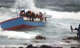 Barca di migranti si capovolge in mare: 50 dispersi