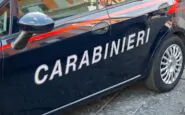 Spintona l'ex per rubarle il cellulare e sfonda il finestrino dell'auto dei carabinieri