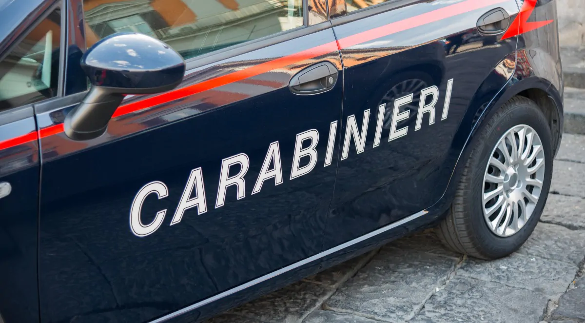 Spintona l'ex per rubarle il cellulare e sfonda il finestrino dell'auto dei carabinieri