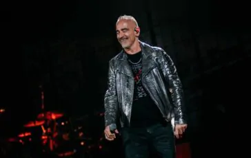 Eros Ramazzotti, crisi con la fidanzata: paparazzato con la star della Rai