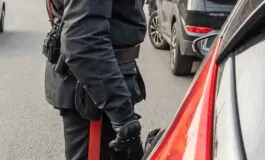 sedia contro carabinieri pordenone