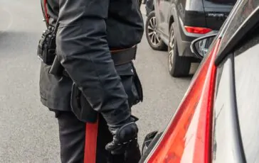 sedia contro carabinieri pordenone