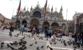 Il Caffè Florian di Venezia lancia la nuova divisa per i camerieri