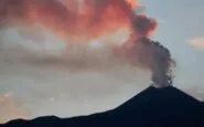 Stromboli, esplosione e intensa nube di cenere