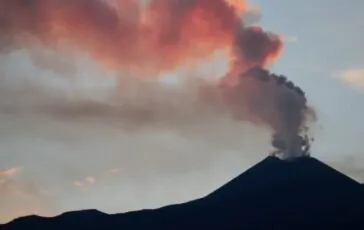 Stromboli, esplosione e intensa nube di cenere
