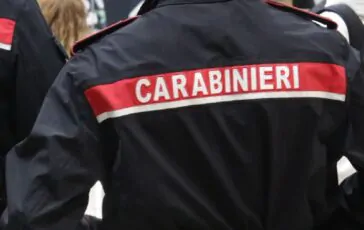 carabiniere di spalle