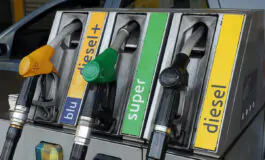 prezzo benzina self service ai minimi da sei mesi