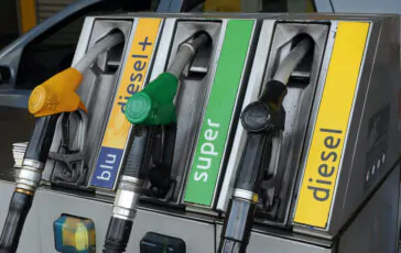 prezzo benzina self service ai minimi da sei mesi