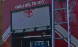 Auto prende fuoco pisa