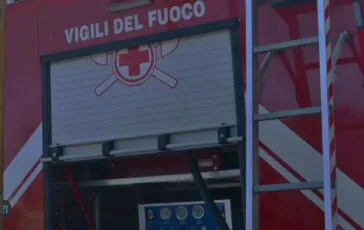 Auto prende fuoco pisa