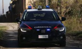 stacca orecchio a carabiniere