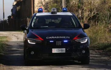 stacca orecchio a carabiniere