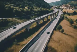 Cuneo, un furgone perde stabilità su un viadotto dell'A6: un passeggero cade nel dirupo.