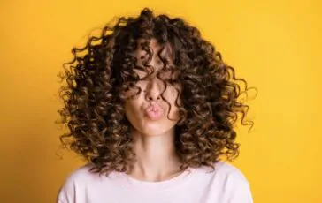 Capelli ricci: i consigli per prendersene cura nel modo giusto