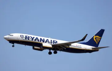 volo ryanair aereo torna brindisi