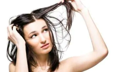 Capelli grassi: come scegliere lo shampoo più adatto