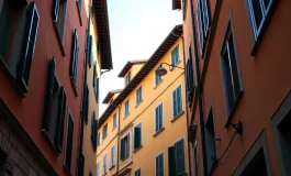 Bambino di un anno cade dal quarto piano a Bologna