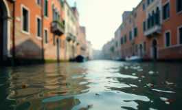 Gondolieri subacquei mentre puliscono i canali di Venezia