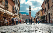 Turisti affollano una famosa attrazione italiana