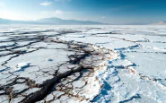 Vista del lago di Barcis svuotato con paesaggio lunare