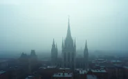 Vista di Milano avvolta nella nebbia con skyline moderno