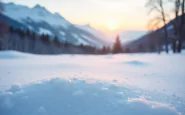 Paesaggio innevato in Alto Adige con alberi e montagne