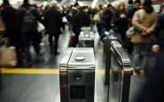 Persone che saltano il tornello nella metro di Milano