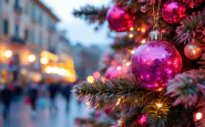 Albero di Natale fucsia a Verona con decorazioni brillanti