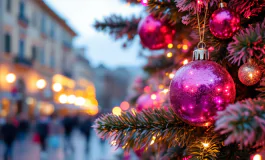 Albero di Natale fucsia a Verona con decorazioni brillanti