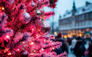 Albero di Natale rosa a Verona, simbolo di arte contemporanea