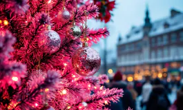 Albero di Natale rosa a Verona, simbolo di arte contemporanea