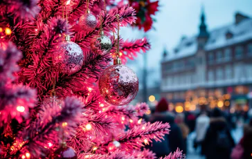 Albero di Natale rosa a Verona, simbolo di arte contemporanea