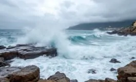 Mareggiate e vento forte in Toscana durante allerta arancione