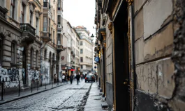 Contrasti tra lusso e degrado a Caivano vicino Napoli