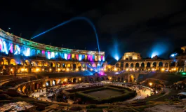 Tony Effe durante il Capodanno a Roma con musica alternativa