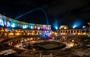 Tony Effe durante il Capodanno a Roma con musica alternativa