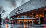 Persone evacuano l'Anteo Palazzo del cinema a Milano