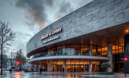 Persone evacuano l'Anteo Palazzo del cinema a Milano