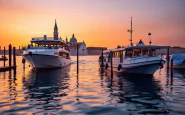 Scontro tra un barcone e un vaporetto nella laguna di Venezia