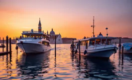 Scontro tra un barcone e un vaporetto nella laguna di Venezia