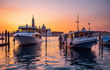 Scontro tra un barcone e un vaporetto nella laguna di Venezia