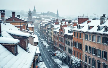 Immagine di maltempo con forte vento e neve in Italia