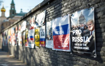 Manifesti pro Russia affissi a Torino da Italia Unita