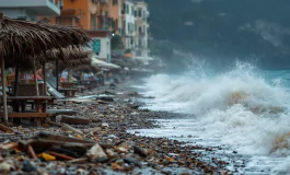 Mareggiata colpisce il litorale di Roma causando erosione