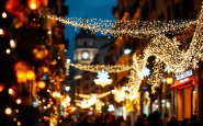 Preparativi natalizi a Napoli con decorazioni festive