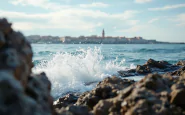 Soccorritori in azione durante un salvataggio in mare a Trieste