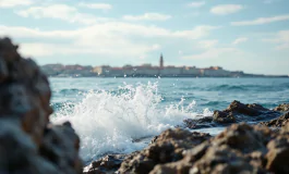 Soccorritori in azione durante un salvataggio in mare a Trieste