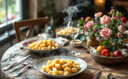 Bambina al ristorante con piatto di gnocchi