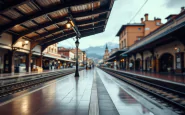 Immagine di un treno in stazione con avviso di allerta