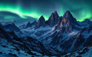 Aurora boreale sopra le Dolomiti in un paesaggio invernale